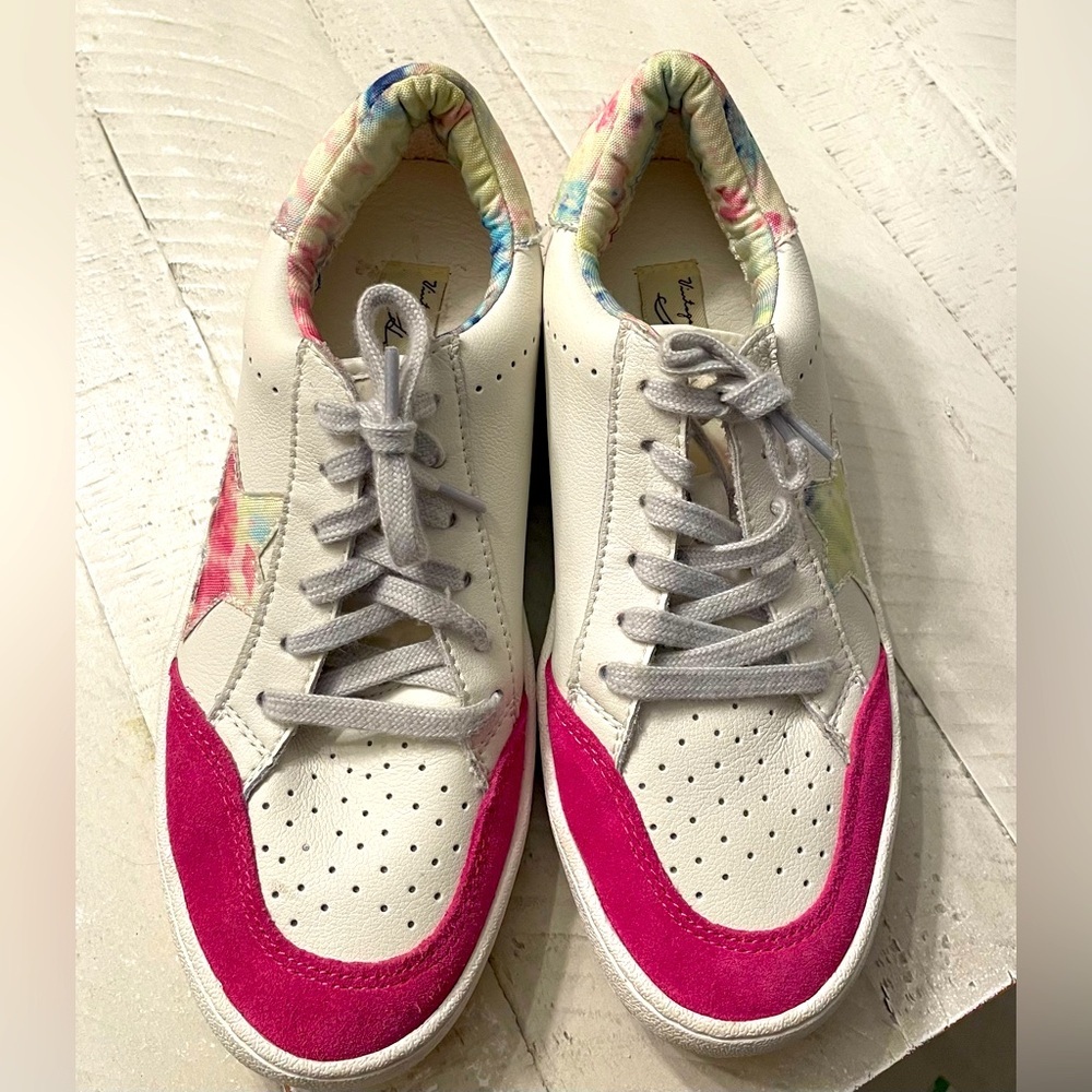 Vintage Havana Low top sneaker. White and Fushia/Multi. 7.5